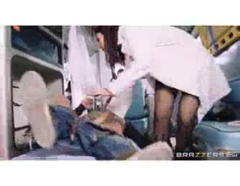ممرضة مفلس مع شعر شقراء تحصل مارس الجنس في منتصف اليوم، في المستشفى.