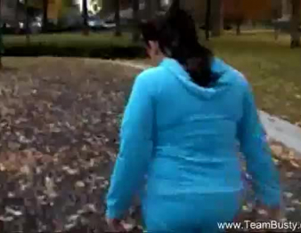 امرأة سمراء كبيرة ، براندي لوف تلعب مع ثديها الكبير أثناء الركوع على الأرض.