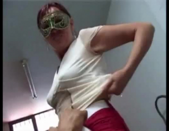 امرأة سمراء أسترالية ناضجة تمارس الجنس غير الرسمي في منتصف اليوم ، بينما يتم تشغيل الكاميرا.