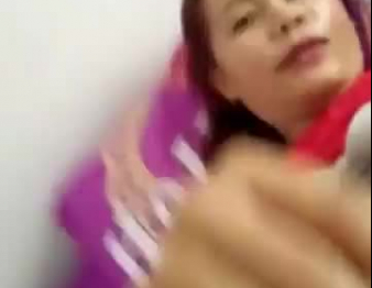 الفتاة الهواة الآسيوية مع النافورات الصغيرة الوردي الثدي عند الاعتداء