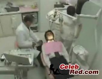 الممرضة اليابانية الموشنة فوق زيها الرسمي تُظهر ذوقها.