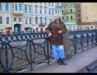 صديقة روسية مفلس تعطي رأسًا ويحصل على مارس الجنس من قبل صديقتها السحاقية الأكبر في الإجازة.